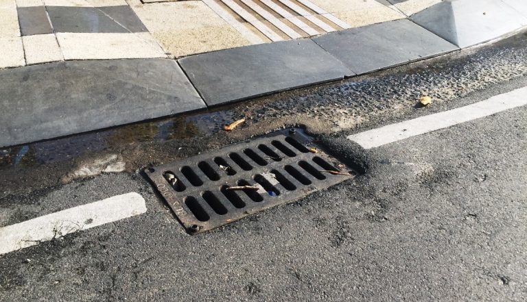 Thoát nước kém, rác tích tụ thường xuyên