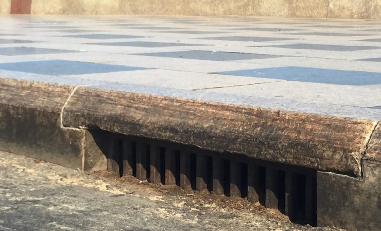 Xuất hiện ăn mòn, rỉ sét hoặc biến dạng