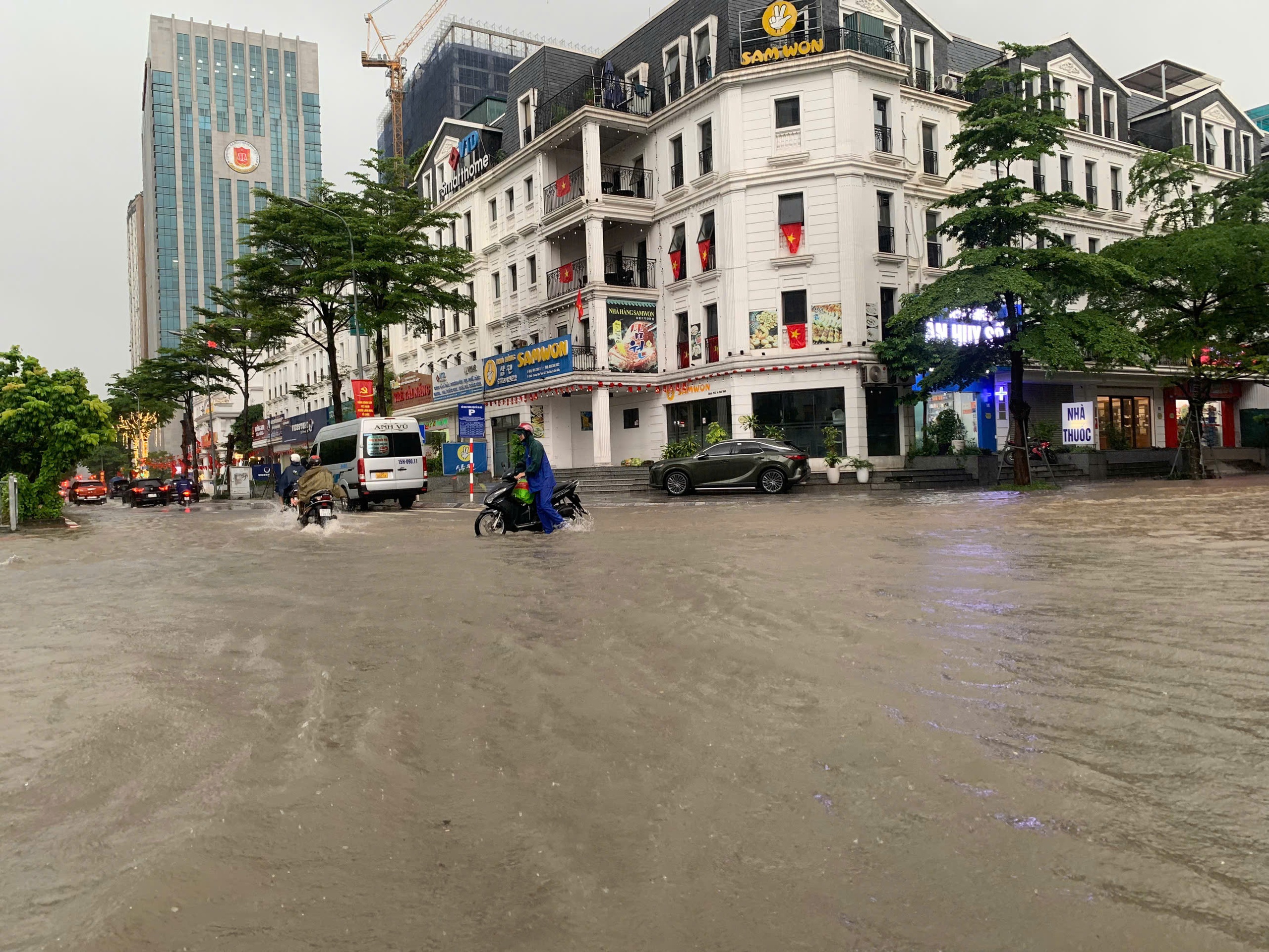 Cơn bão số 9 (Ragasa) và bài học về vật liệu thoát nước đô thị